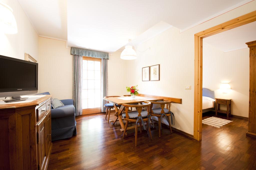 Holidays Dolomiti Apartment Resort Carisolo Rum bild