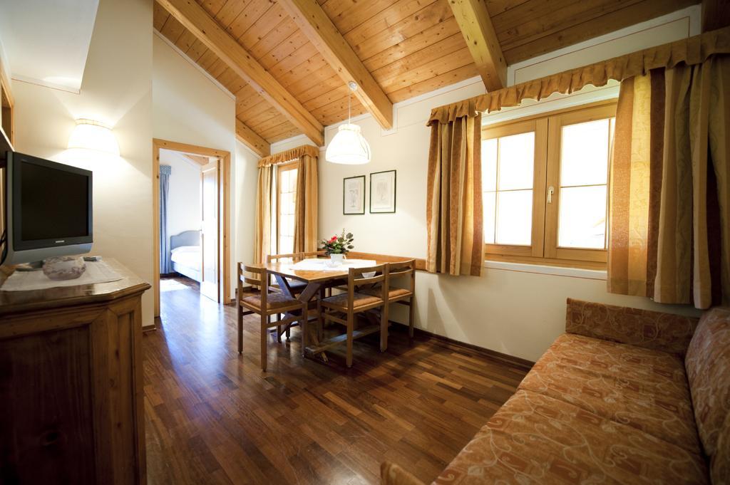Holidays Dolomiti Apartment Resort Carisolo Rum bild