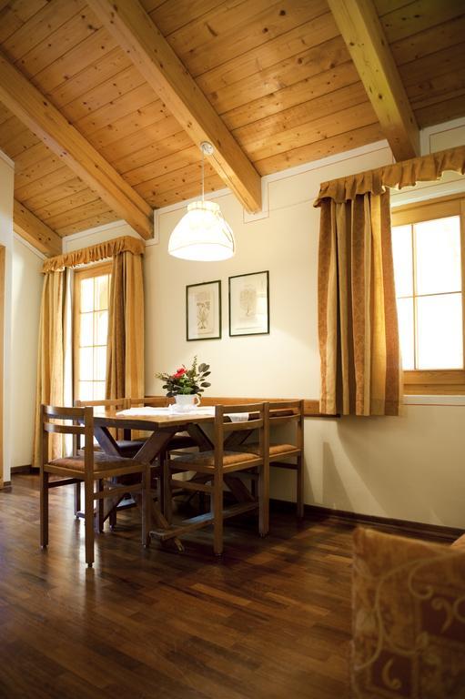 Holidays Dolomiti Apartment Resort Carisolo Rum bild