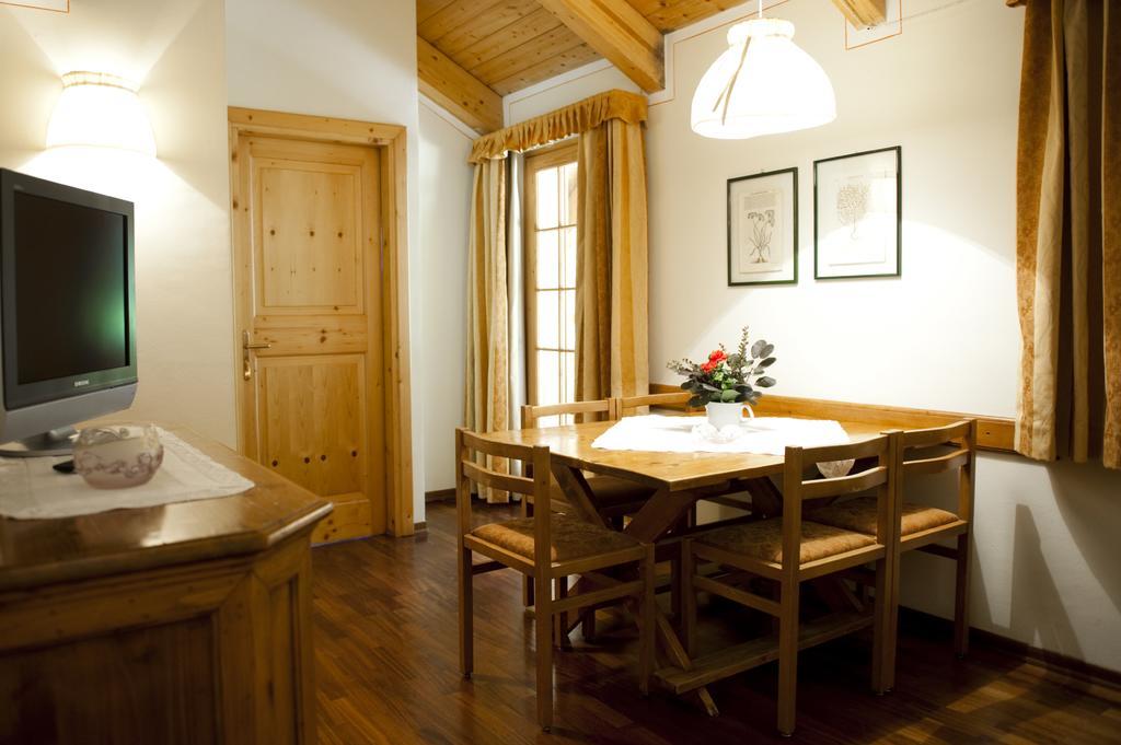 Holidays Dolomiti Apartment Resort Carisolo Rum bild