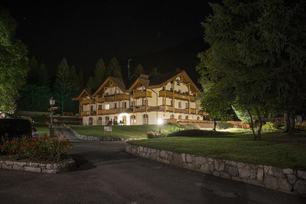 Holidays Dolomiti Apartment Resort Carisolo Exteriör bild