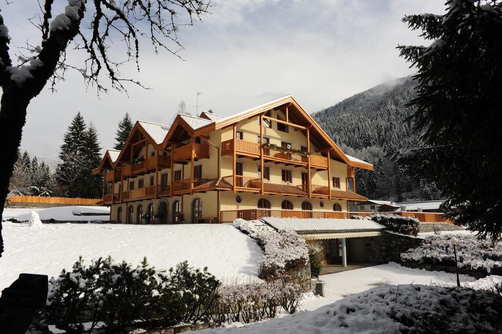 Holidays Dolomiti Apartment Resort Carisolo Exteriör bild